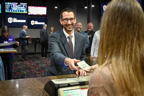 Hawthorne Race Course opens OTB at Shooter’s Bar .
